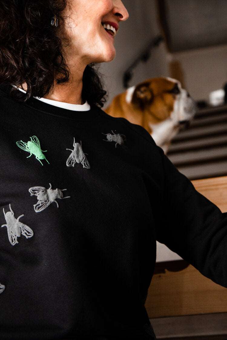 Schwarzer Pullover und 3D-Print einer grauen Fliege, eine grüne ist ebenfalls beteiligt, 350g Bio-Baumwolle