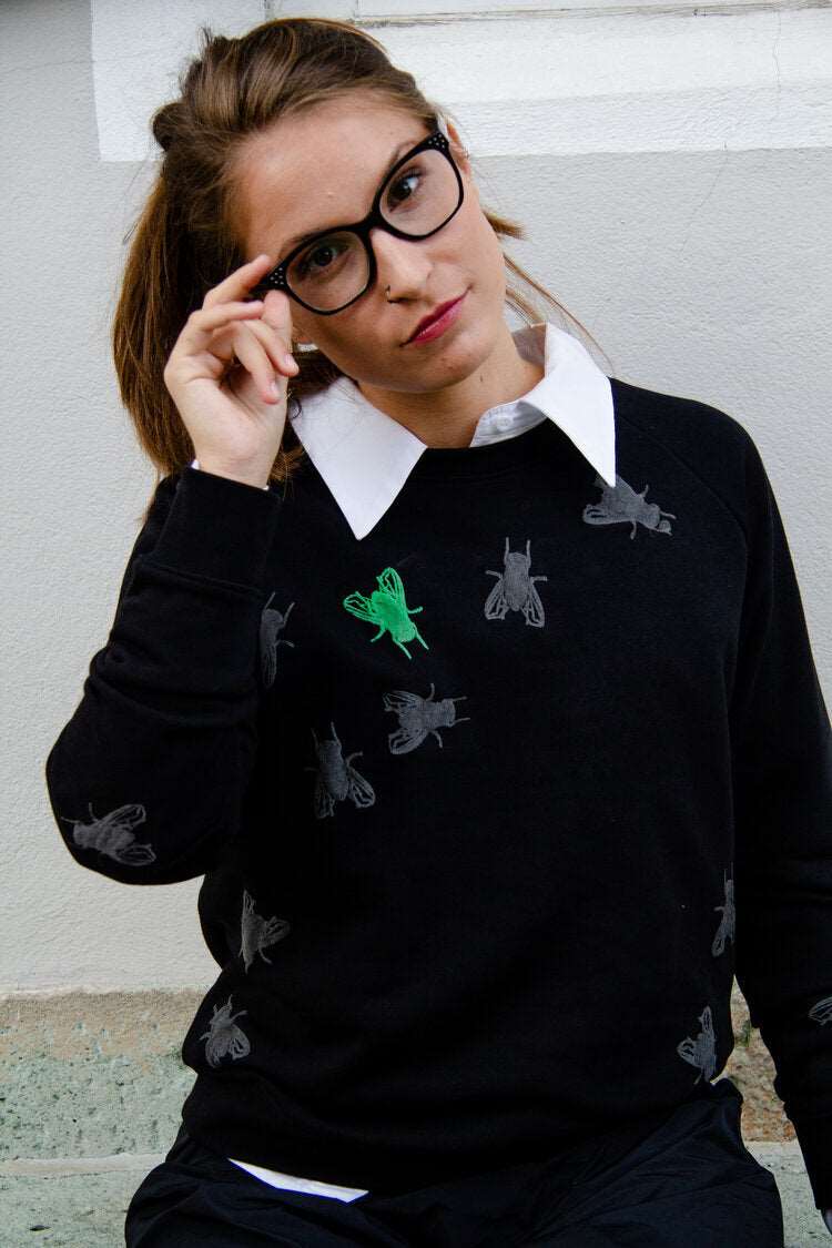 Schwarzer Pullover und 3D-Print einer grauen Fliege, eine grüne ist ebenfalls beteiligt, 350g Bio-Baumwolle