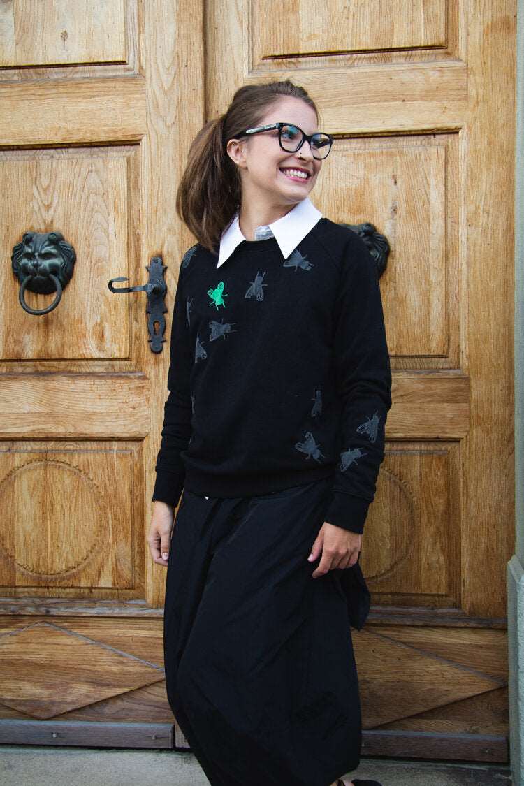 Schwarzer Pullover und 3D-Print einer grauen Fliege, eine grüne ist ebenfalls beteiligt, 350g Bio-Baumwolle