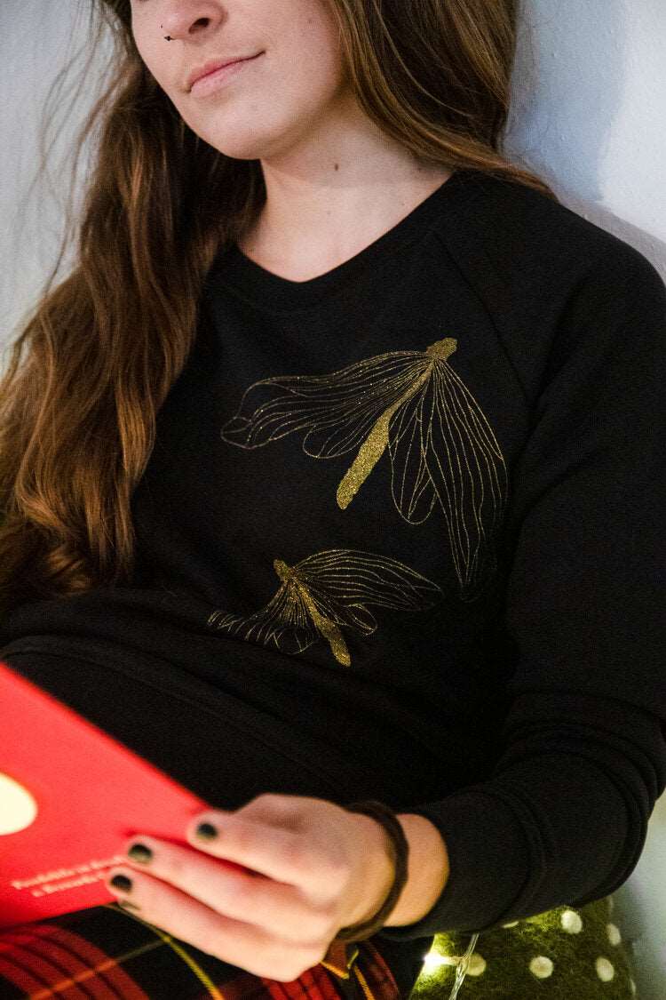 Drei goldene Schmetterlinge auf einem schwarzen Pullover (Damen Modell, 300g BioBaumwolle)