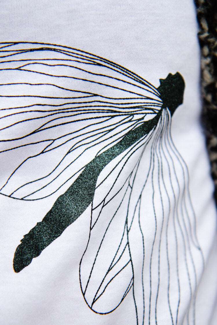 Glitzernde schwarze Motte auf einem weißen TShirt mit Kapuze (Unisex Modell) oder ohne (Damen Modell)