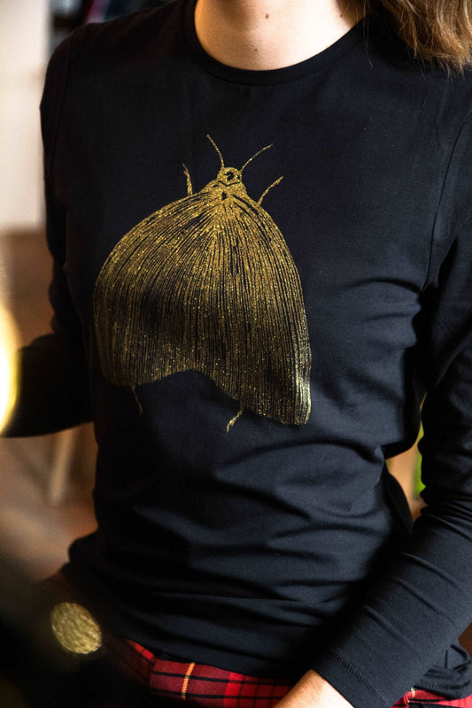 Goldene Motte auf einem schwarzen T-Shirt/  Langarm
