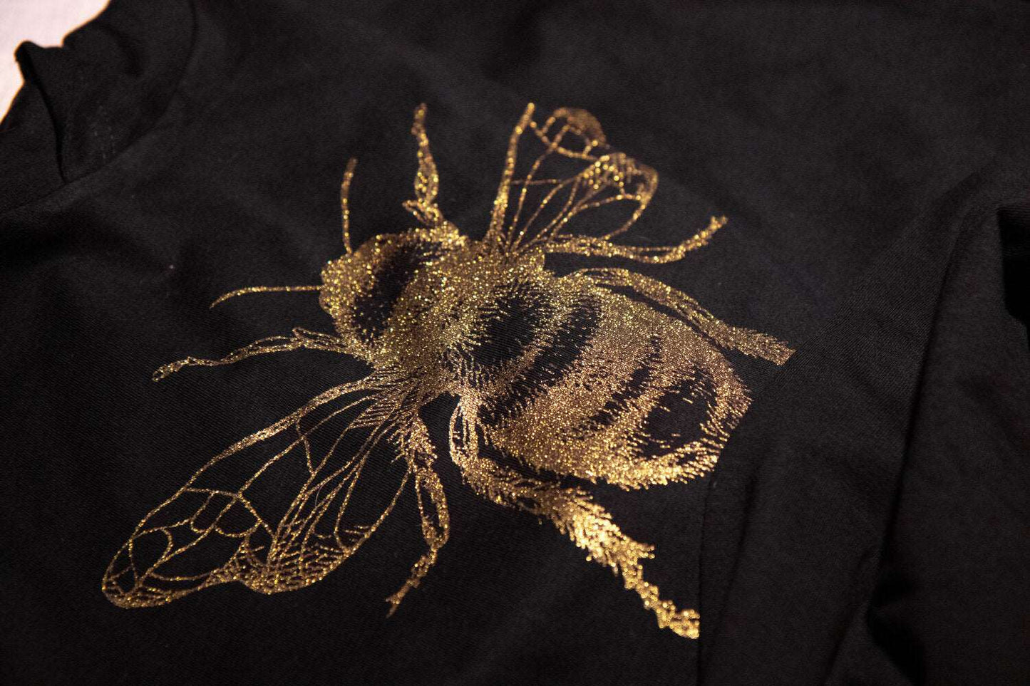 Goldene Biene, T-Shirt mit Kapuze, 180g BioBaumwolle, Unisex Modell