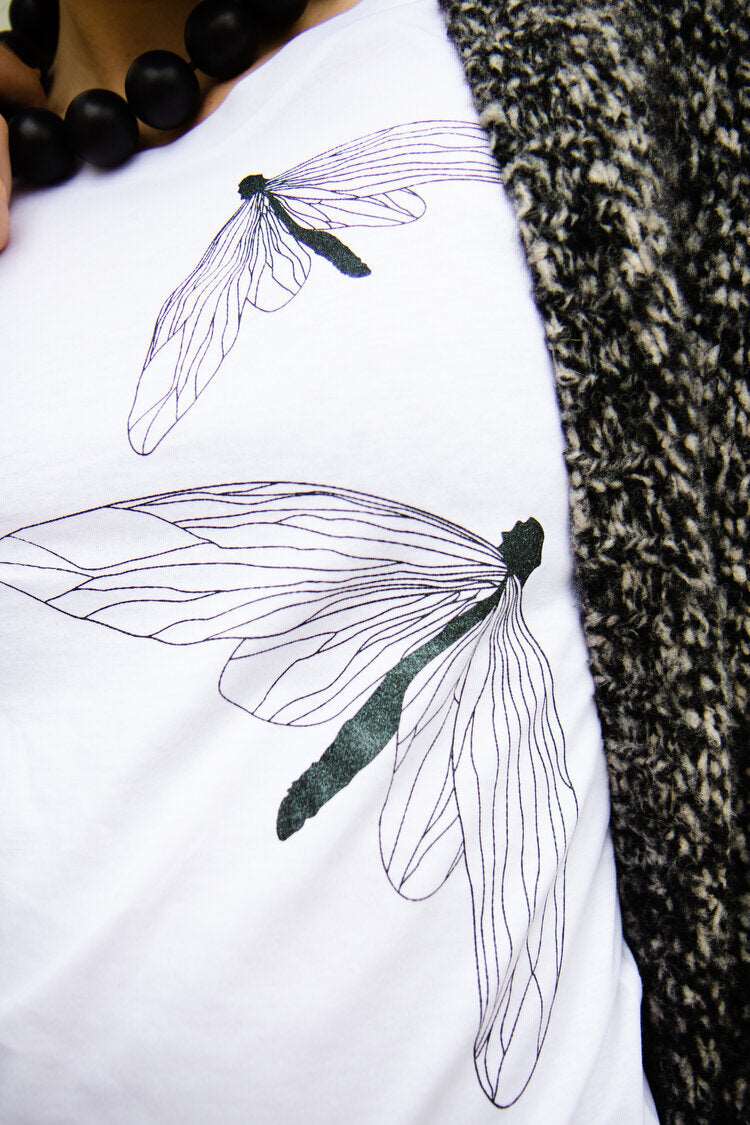 Glitzernde schwarze Motte auf einem weißen TShirt mit Kapuze (Unisex Modell) oder ohne (Damen Modell)