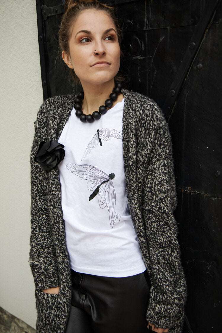 Glitzernde schwarze Motte auf einem weißen TShirt mit Kapuze (Unisex Modell) oder ohne (Damen Modell)