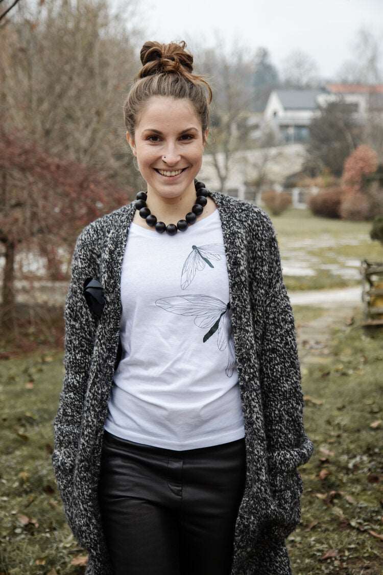 Glitzernde schwarze Motte auf einem weißen TShirt mit Kapuze (Unisex Modell) oder ohne (Damen Modell)