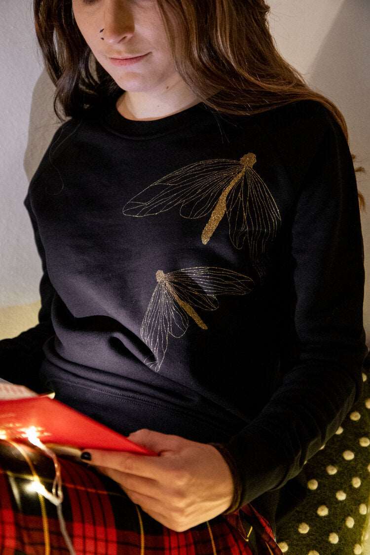 Drei goldene Schmetterlinge auf einem schwarzen Pullover (Damen Modell, 300g BioBaumwolle)