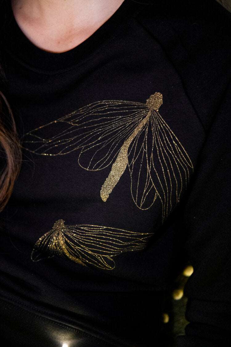 Drei goldene Schmetterlinge auf einem schwarzen Pullover (Damen Modell, 300g BioBaumwolle)