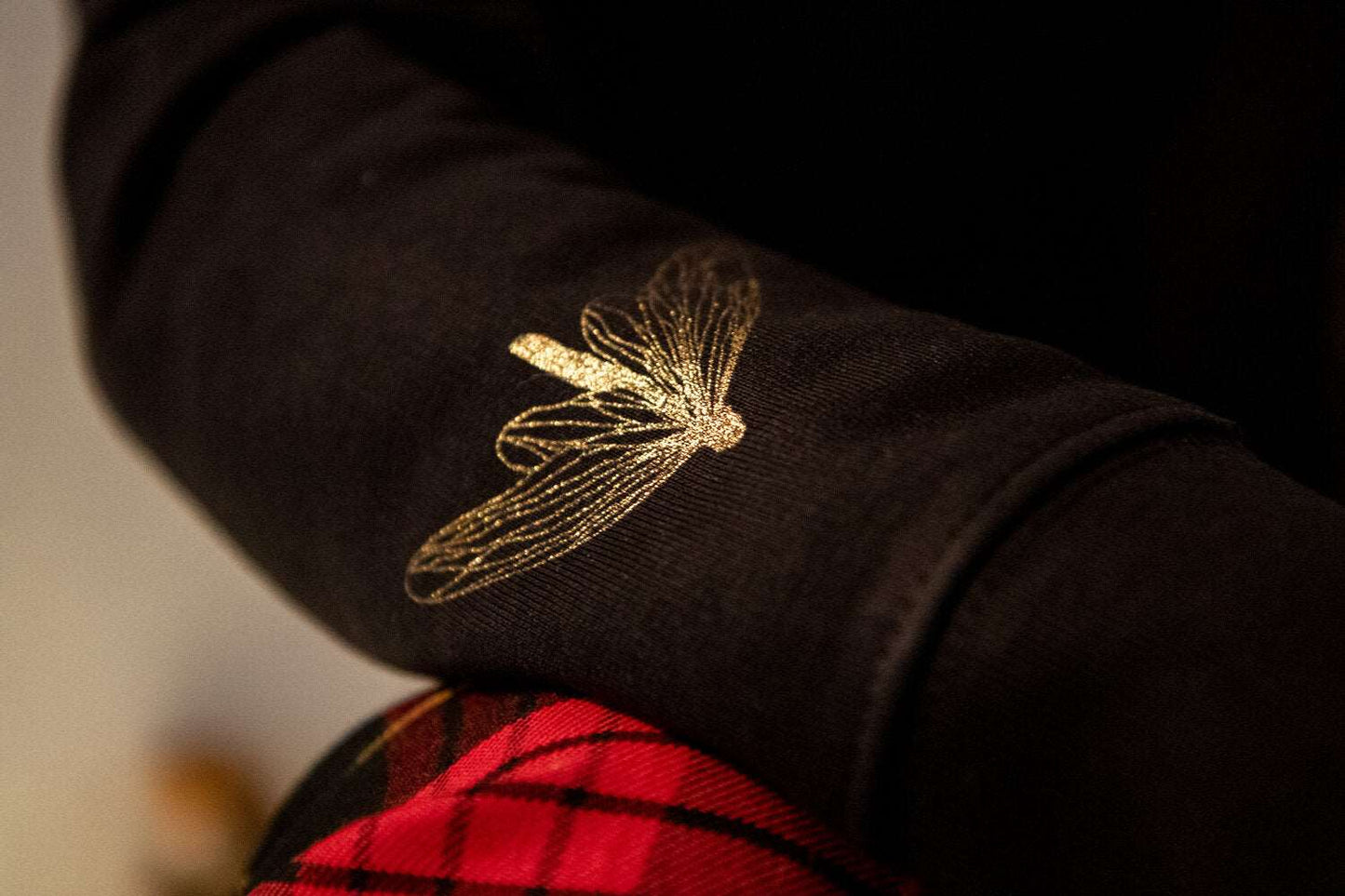 Drei goldene Schmetterlinge auf einem schwarzen Pullover (Damen Modell, 300g BioBaumwolle)