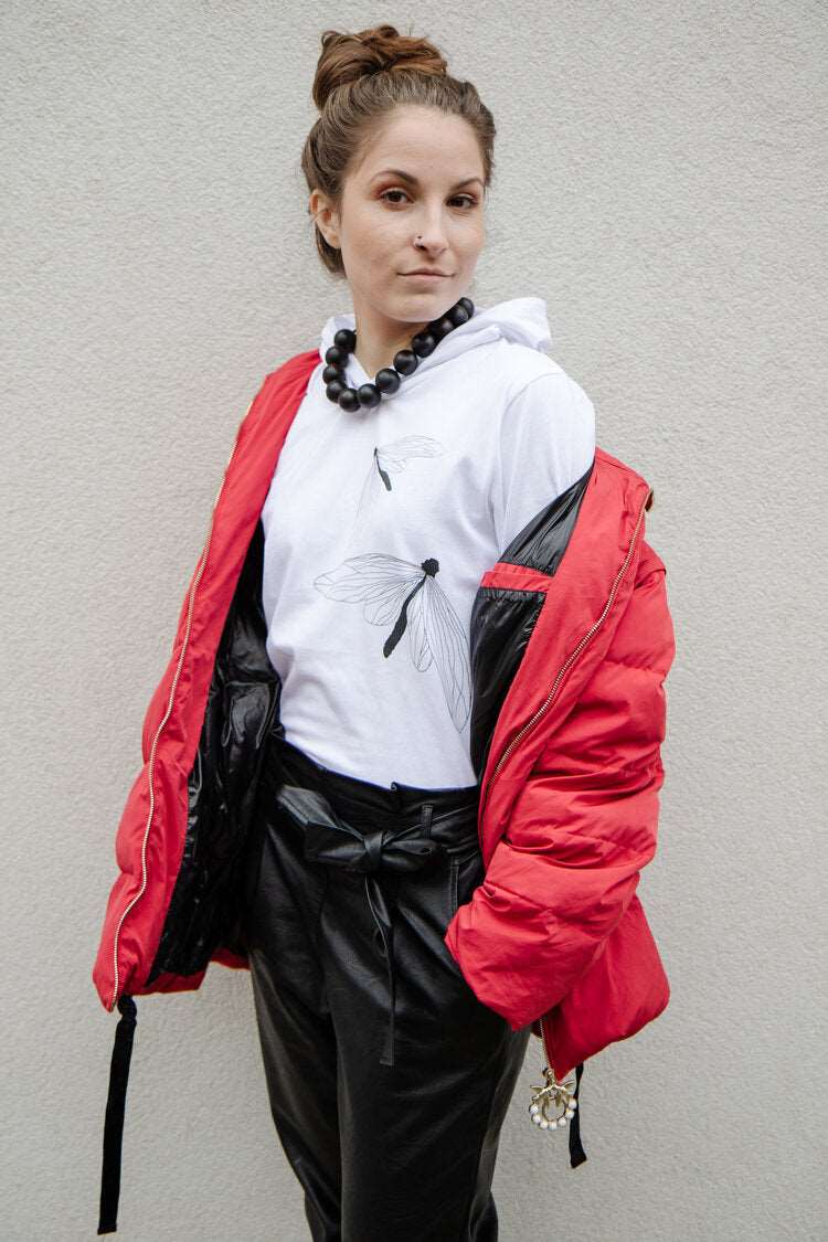Glitzernde schwarze Motte auf einem weißen TShirt mit Kapuze (Unisex Modell) oder ohne (Damen Modell)