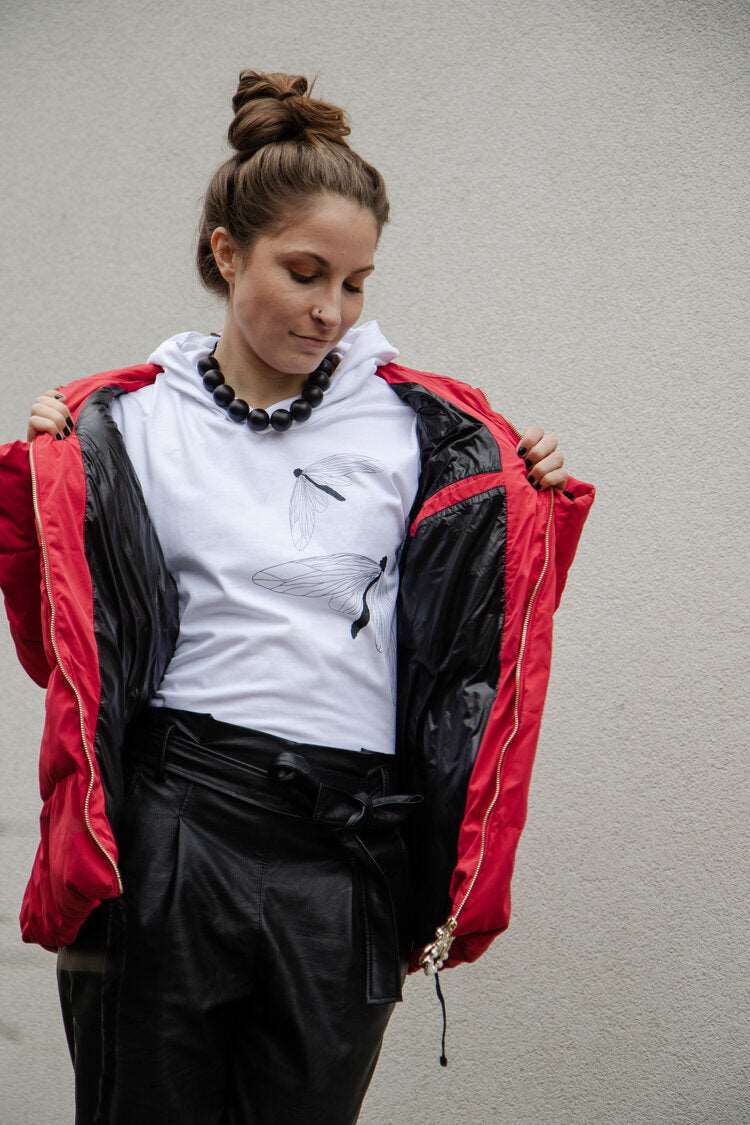 Glitzernde schwarze Motte auf einem weißen TShirt mit Kapuze (Unisex Modell) oder ohne (Damen Modell)