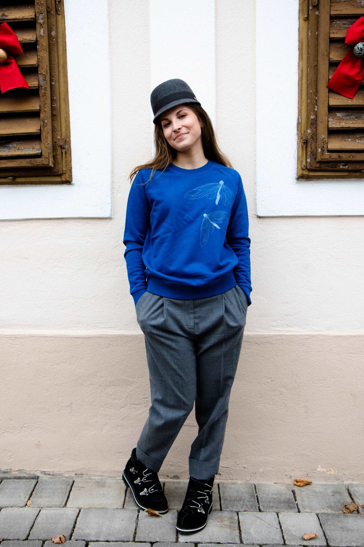Parisblauer Pullover und drei silberne Schmetterlinge (Damenmodell, 300g BioBaumwolle)