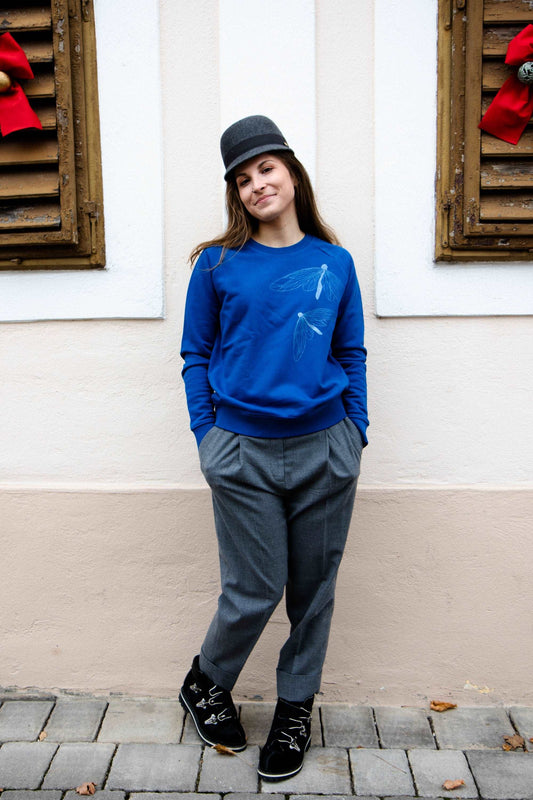 Parisblauer Pullover und drei silberne Schmetterlinge (Damenmodell, 300g BioBaumwolle)