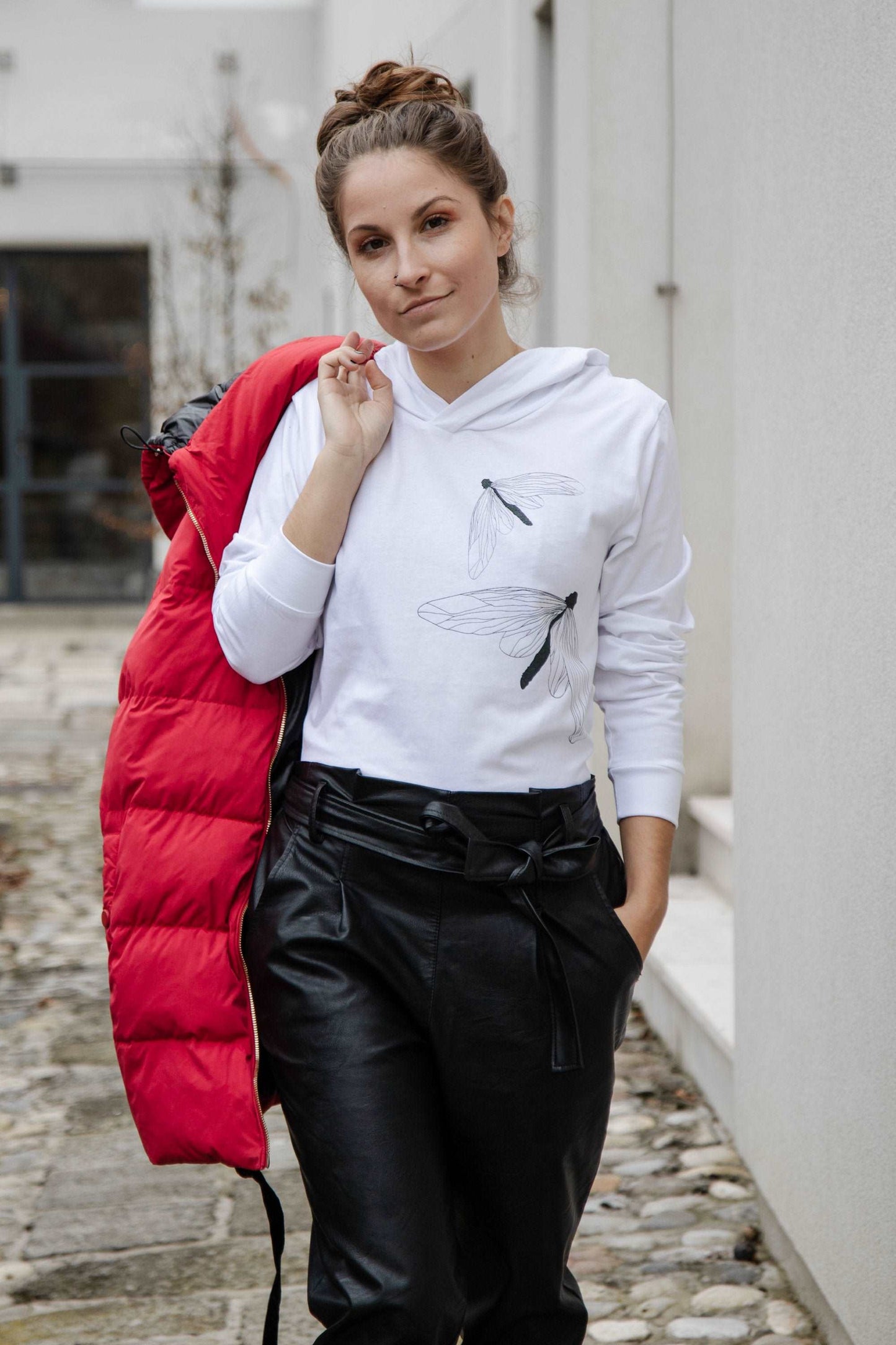Glitzernde schwarze Motte auf einem weißen TShirt mit Kapuze (Unisex Modell) oder ohne (Damen Modell)