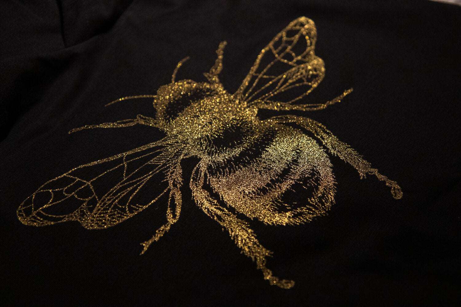 Goldene Biene, T-Shirt mit Kapuze, 180g BioBaumwolle, Unisex Modell