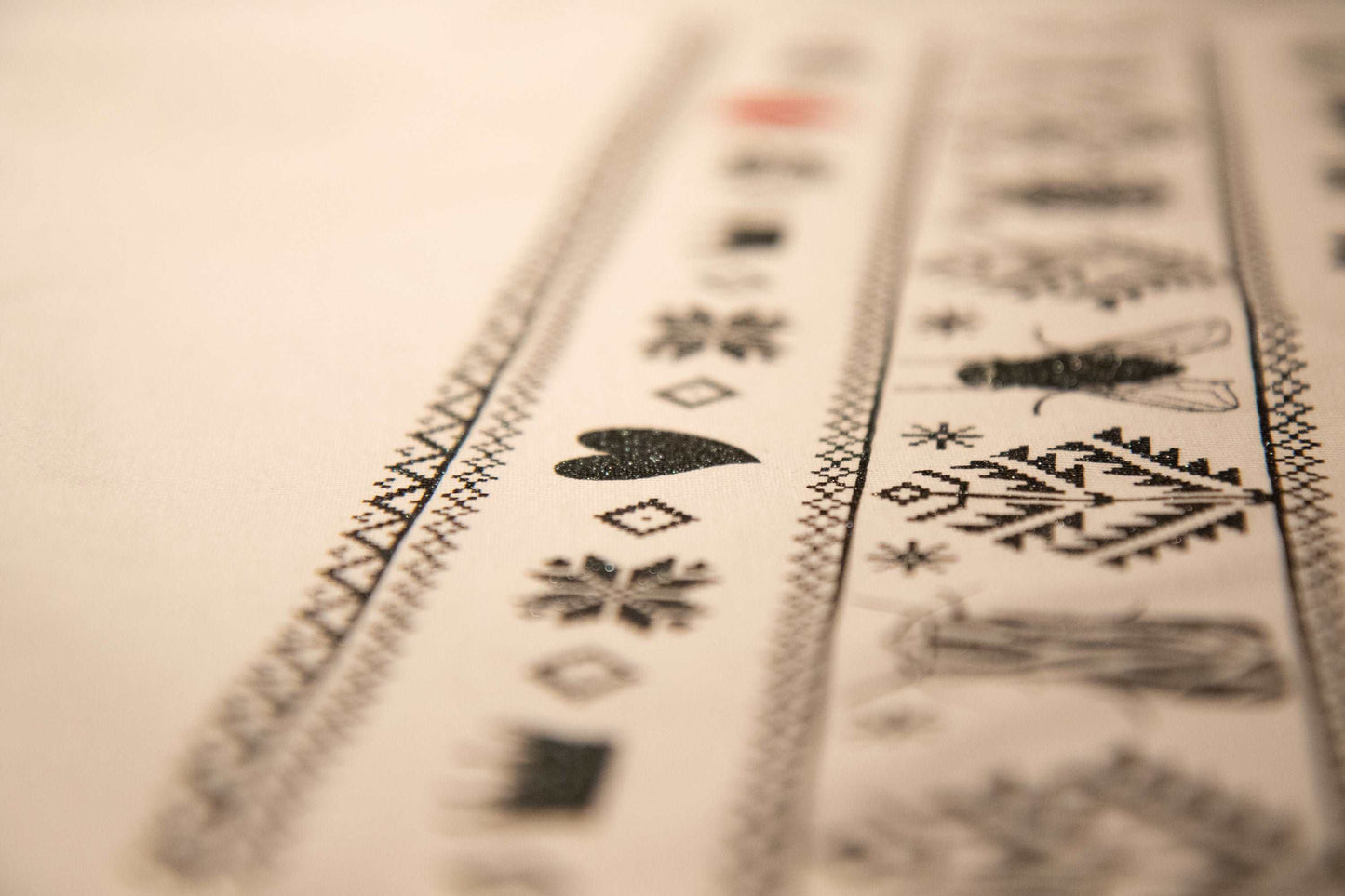 Norwegisches Muster mit Divine Bugs anstelle von Hirsch in Gold auf einem T-Shirt mit Kapuze