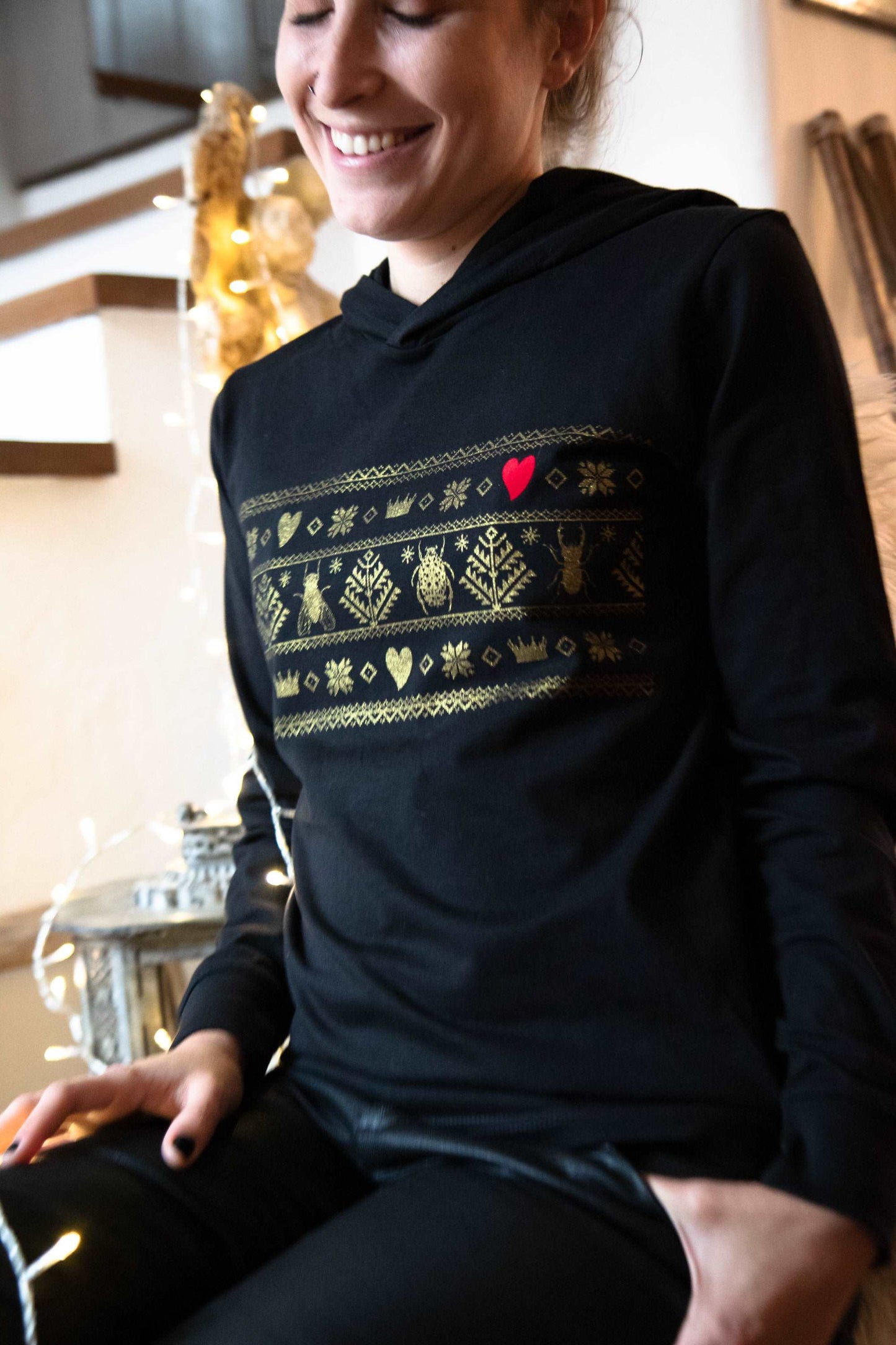 Norwegisches Muster mit Divine Bugs anstelle von Hirsch in Gold auf einem T-Shirt mit Kapuze