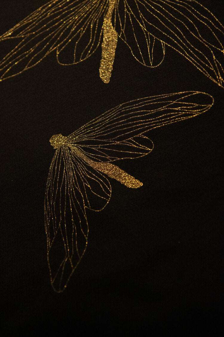 Drei goldene Schmetterlinge auf einem schwarzen Pullover (Damen Modell, 300g BioBaumwolle)
