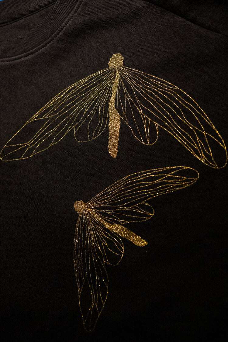Drei goldene Schmetterlinge auf einem schwarzen Pullover (Damen Modell, 300g BioBaumwolle)