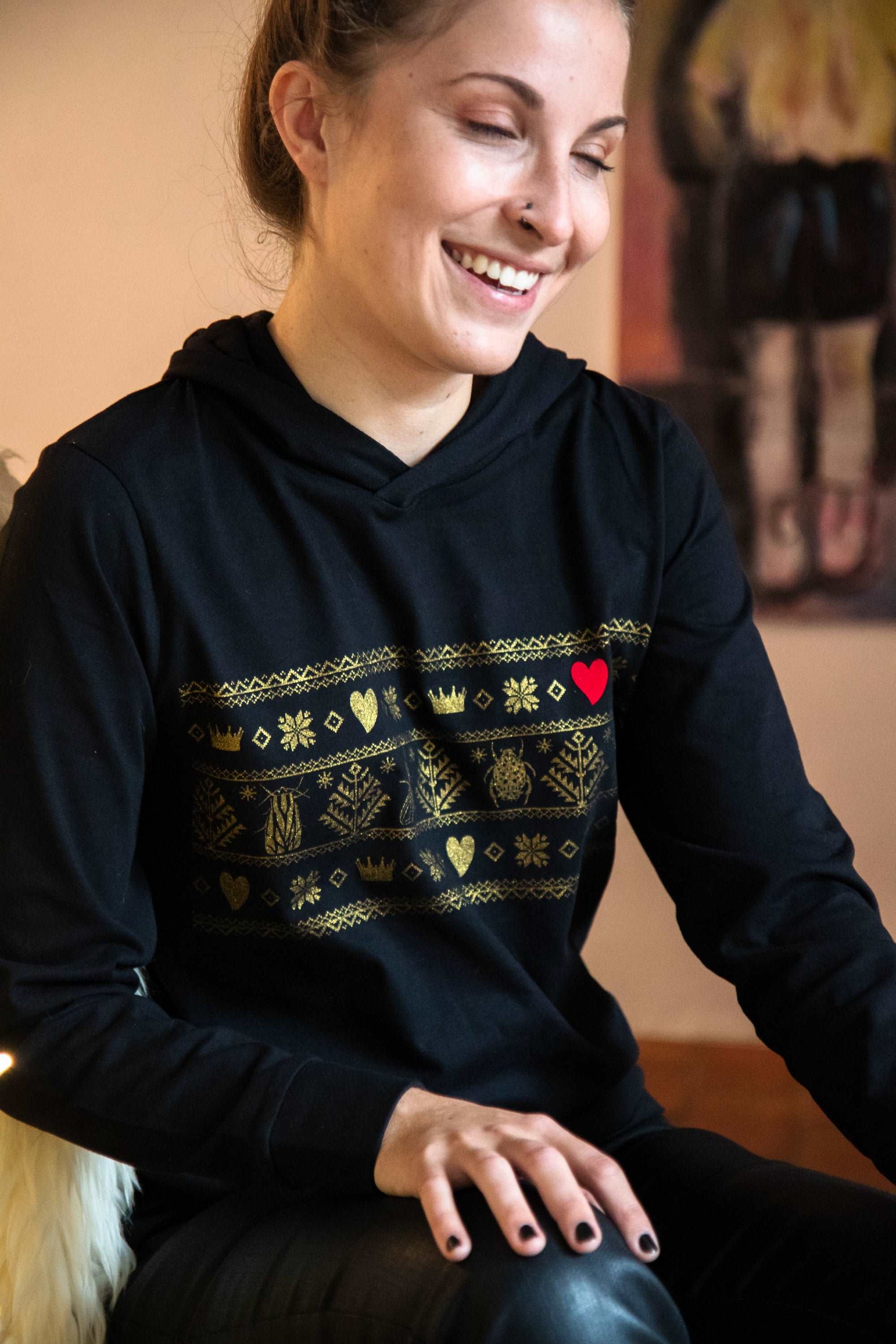 Norwegisches Muster mit Divine Bugs anstelle von Hirsch in Gold auf einem T-Shirt mit Kapuze