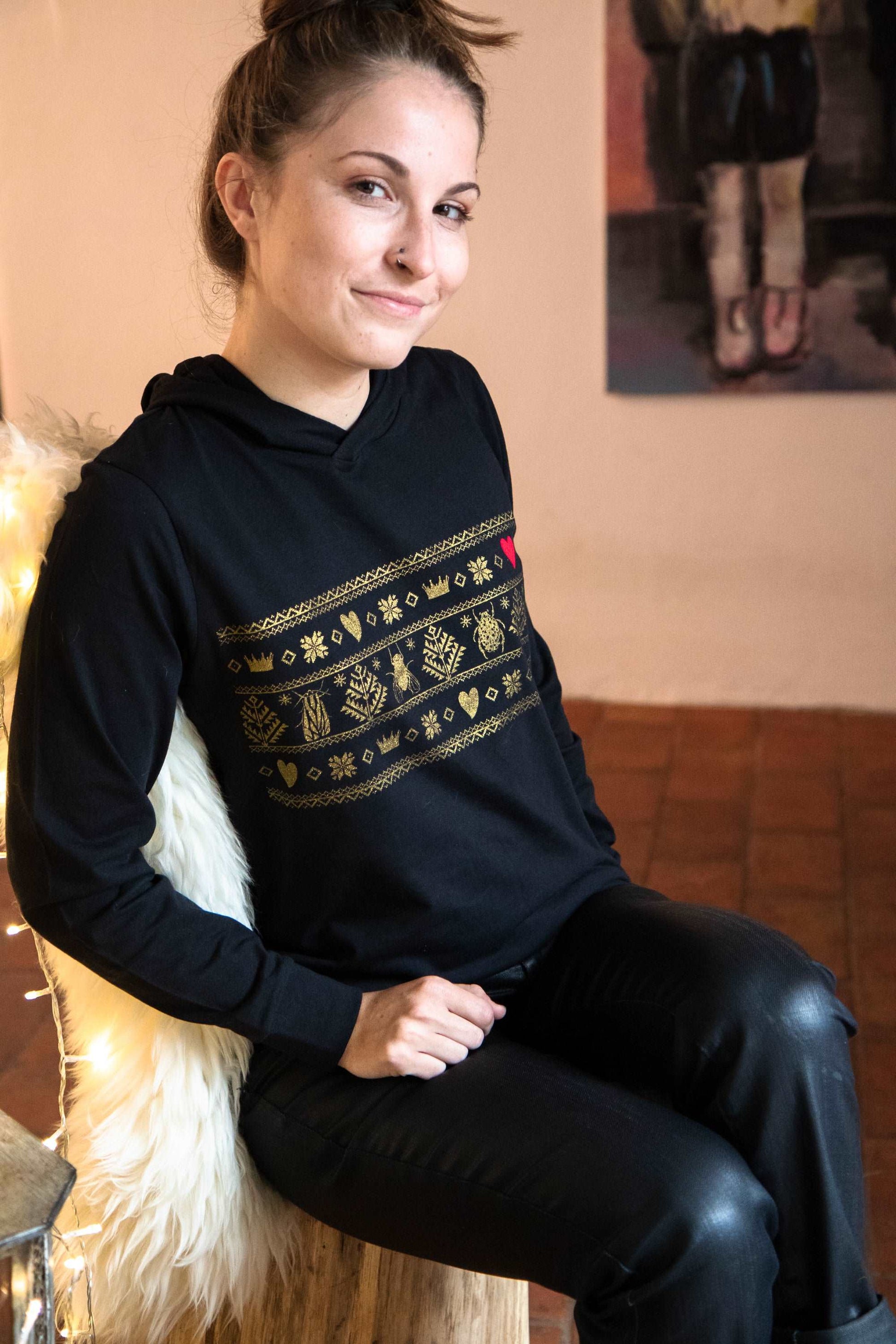 Norwegisches Muster mit Divine Bugs anstelle von Hirsch in Gold auf einem T-Shirt mit Kapuze