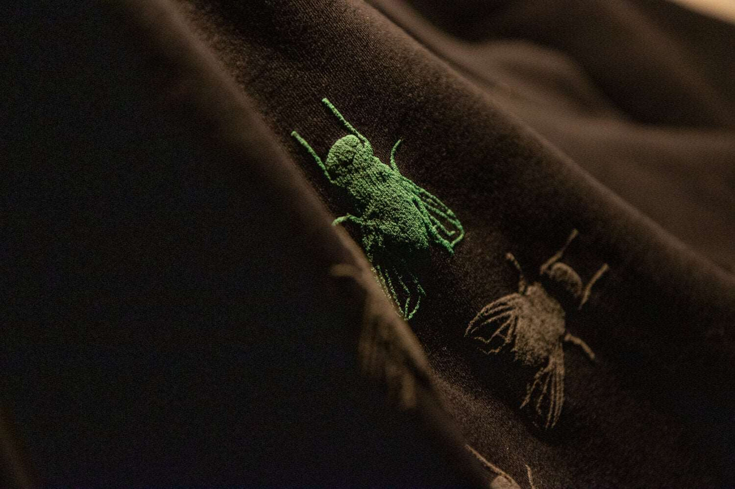 Hoodie-Kleid in Schwarz + Grau, Grün und zwei rosa Fliegen + 3D-Print / 350g Bio-Baumwolle