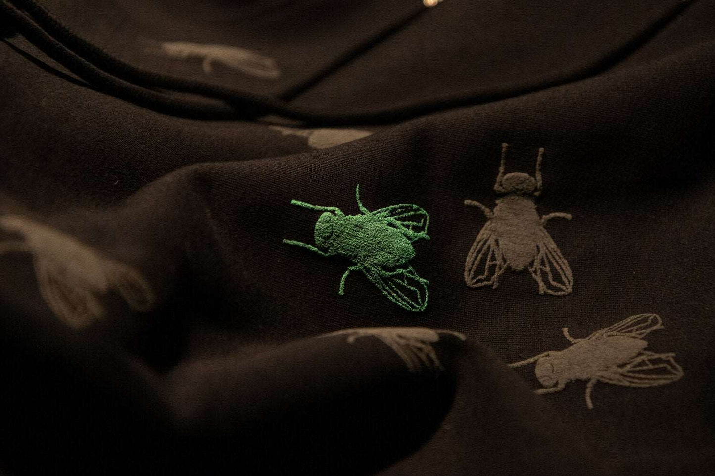 Hoodie-Kleid in Schwarz + Grau, Grün und zwei rosa Fliegen + 3D-Print / 350g Bio-Baumwolle