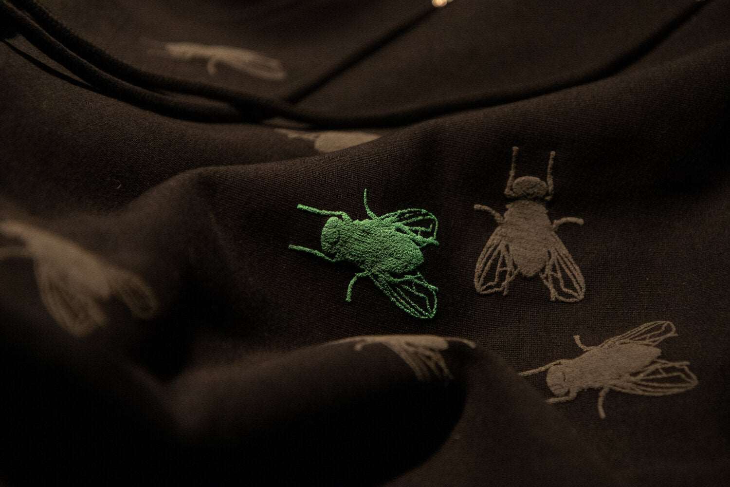 Hoodie-Kleid in Schwarz + Grau, Grün und zwei rosa Fliegen + 3D-Print / 350g Bio-Baumwolle