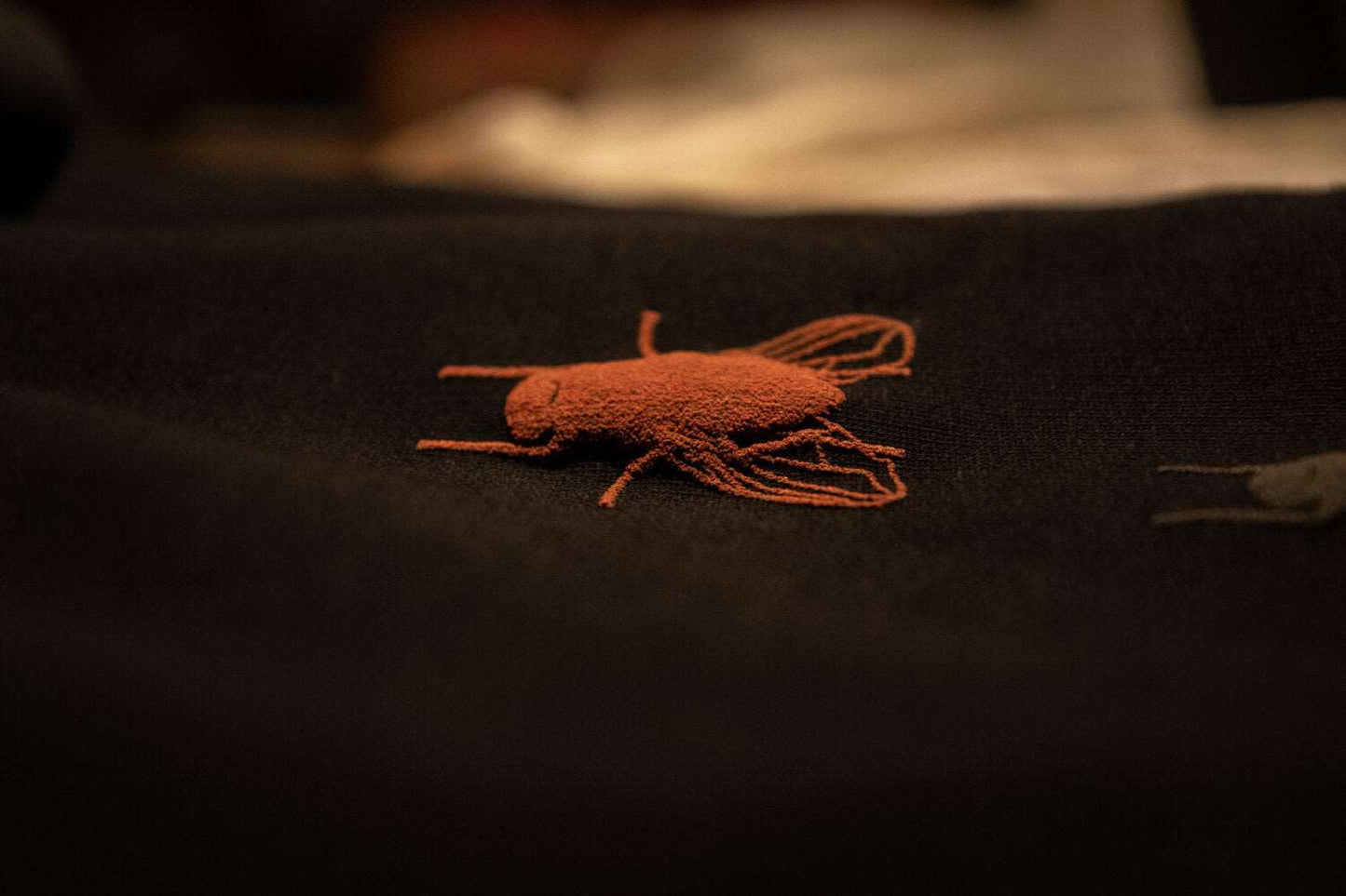 Hoodie-Kleid in Schwarz + Grau, Grün und zwei rosa Fliegen + 3D-Print / 350g Bio-Baumwolle