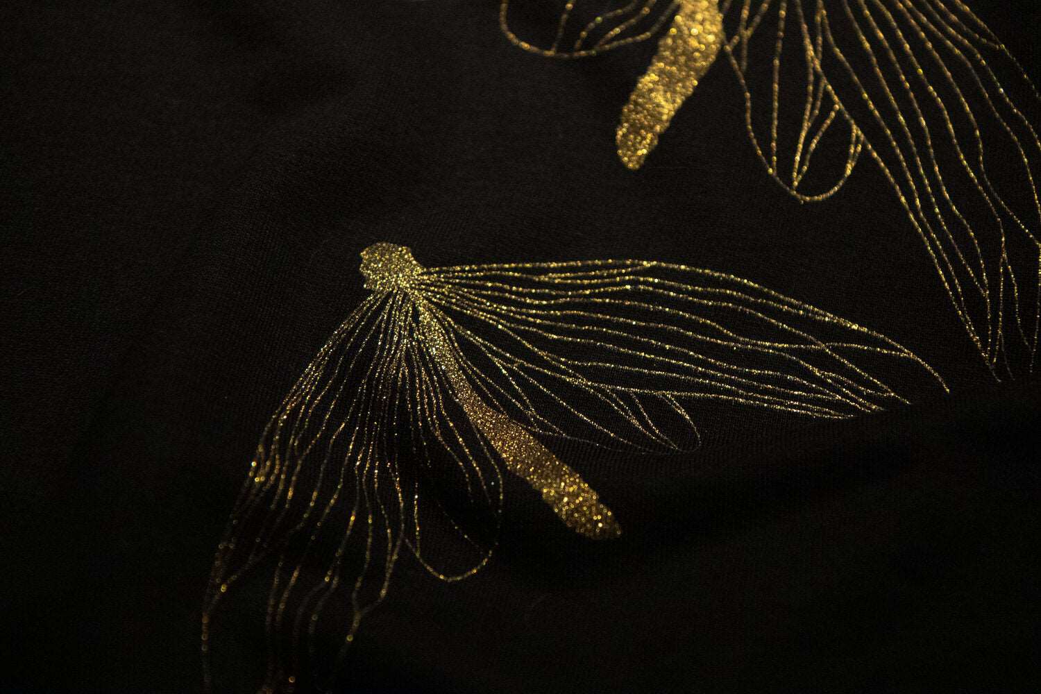 Drei goldene Schmetterlinge auf einem schwarzen Pullover (Damen Modell, 300g BioBaumwolle)