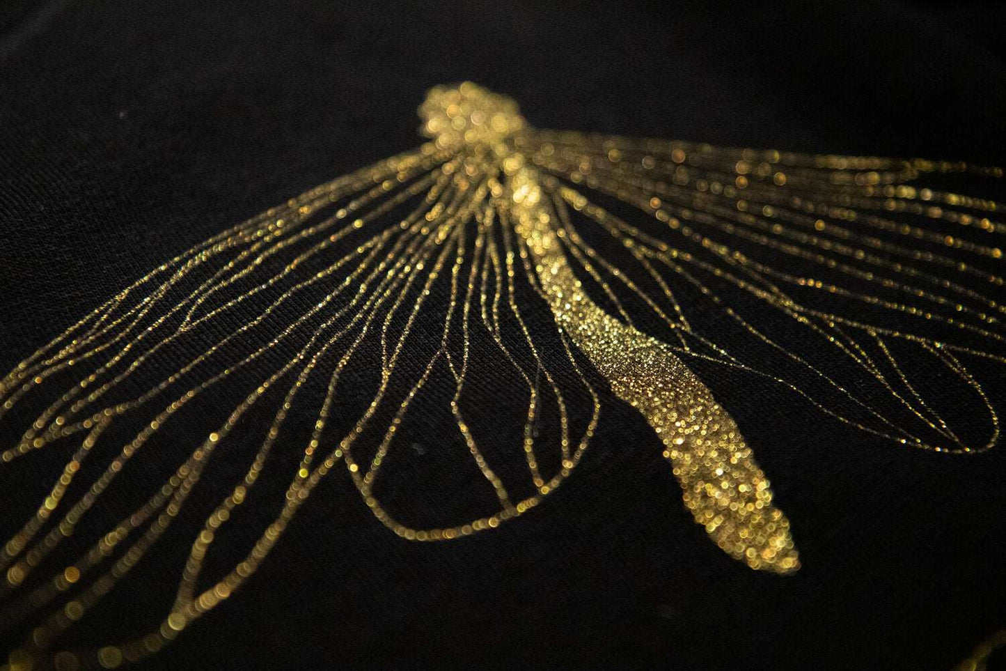 Drei goldene Schmetterlinge auf einem schwarzen Pullover (Damen Modell, 300g BioBaumwolle)
