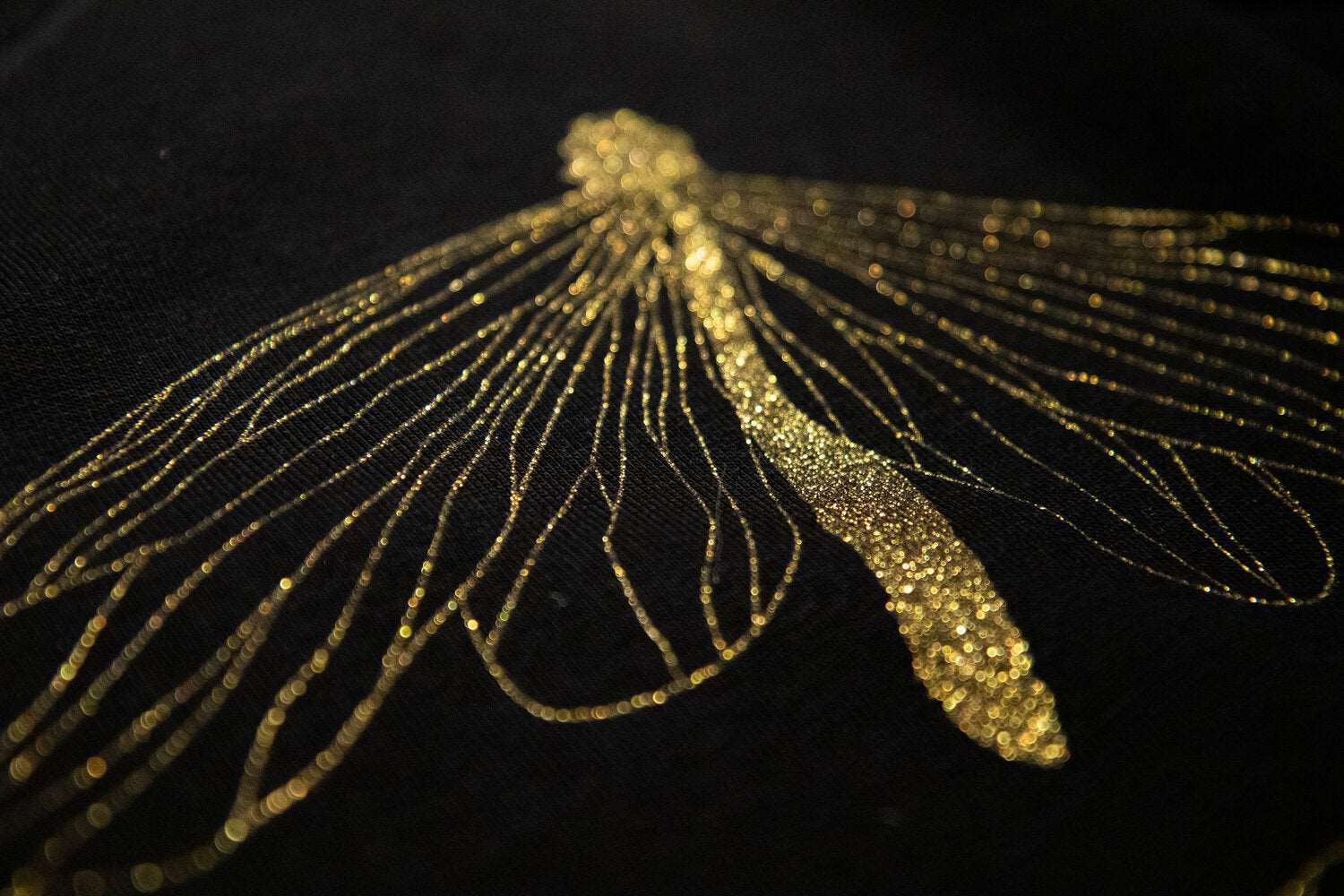 Drei goldene Schmetterlinge auf einem schwarzen Pullover (Damen Modell, 300g BioBaumwolle)