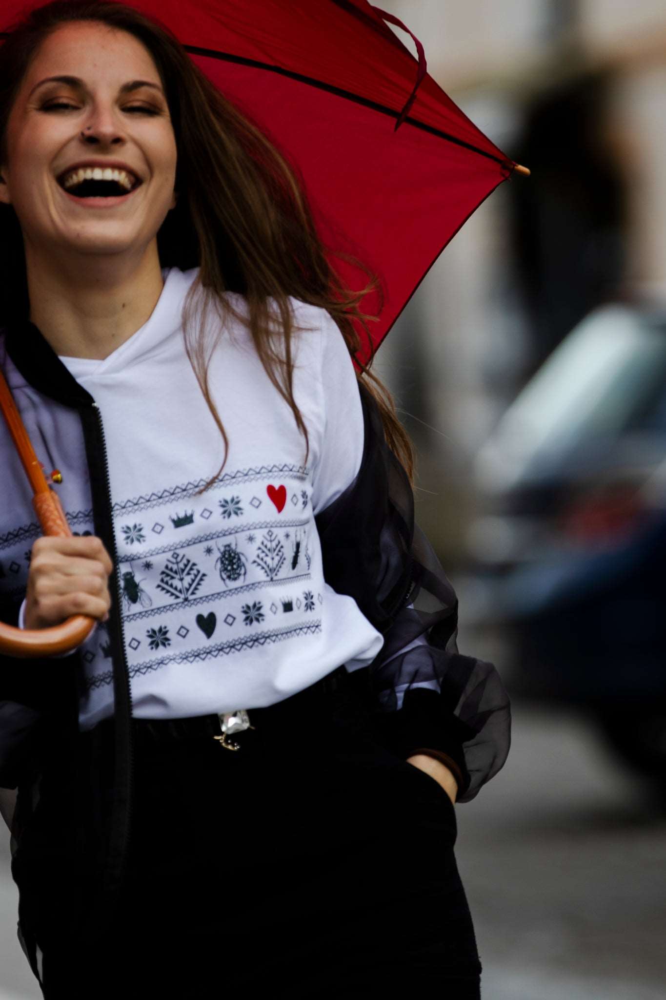 Norwegisches Muster mit Divine Bugs anstelle von Hirsch in Gold auf einem T-Shirt mit Kapuze