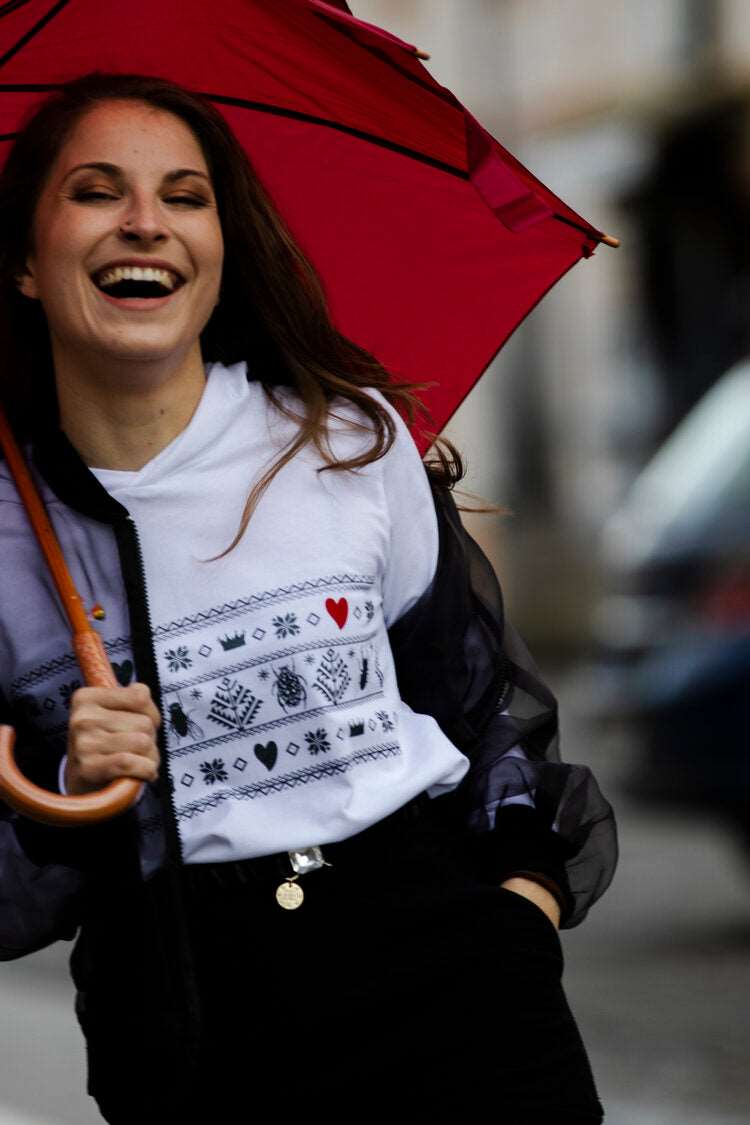 Norwegisches Muster mit Divine Bugs anstelle von Hirsch in Gold auf einem T-Shirt mit Kapuze