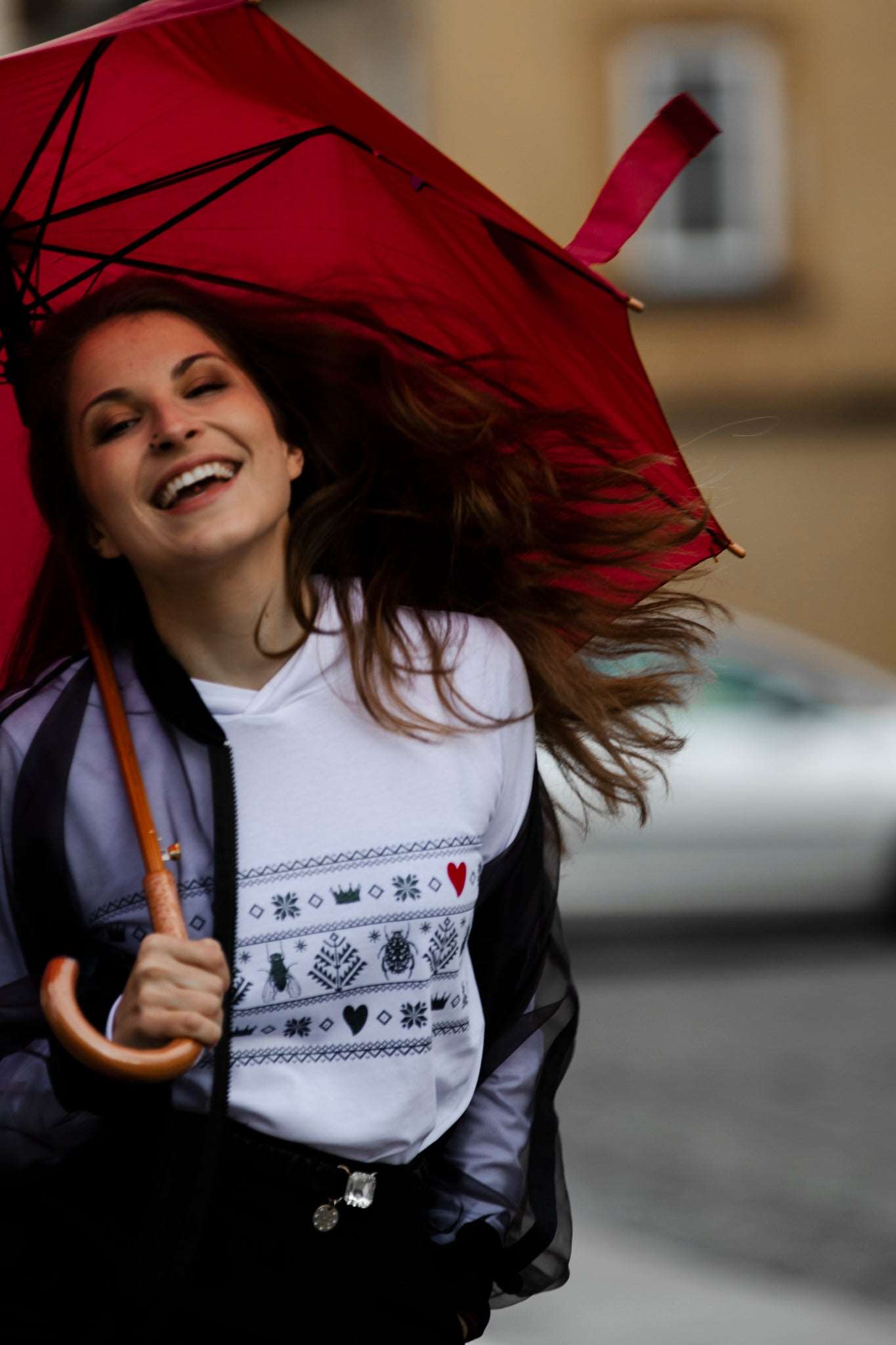 Norwegisches Muster mit Divine Bugs anstelle von Hirsch in Gold auf einem T-Shirt mit Kapuze