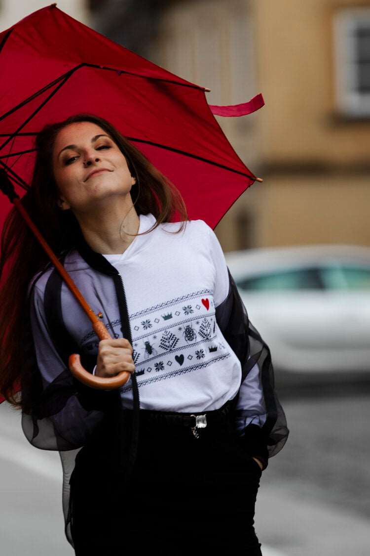 Norwegisches Muster mit Divine Bugs anstelle von Hirsch in Gold auf einem T-Shirt mit Kapuze