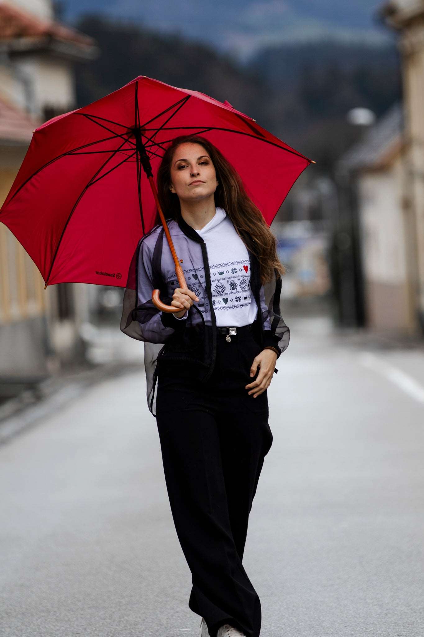 Norwegisches Muster mit Divine Bugs anstelle von Hirsch in Gold auf einem T-Shirt mit Kapuze