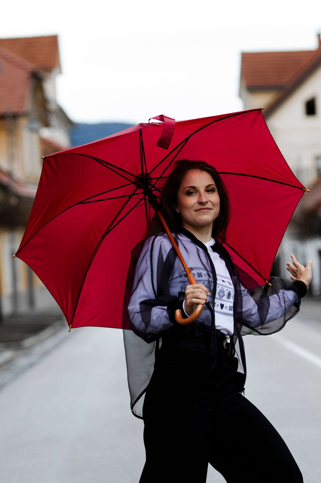 Norwegisches Muster mit Divine Bugs anstelle von Hirsch in Gold auf einem T-Shirt mit Kapuze