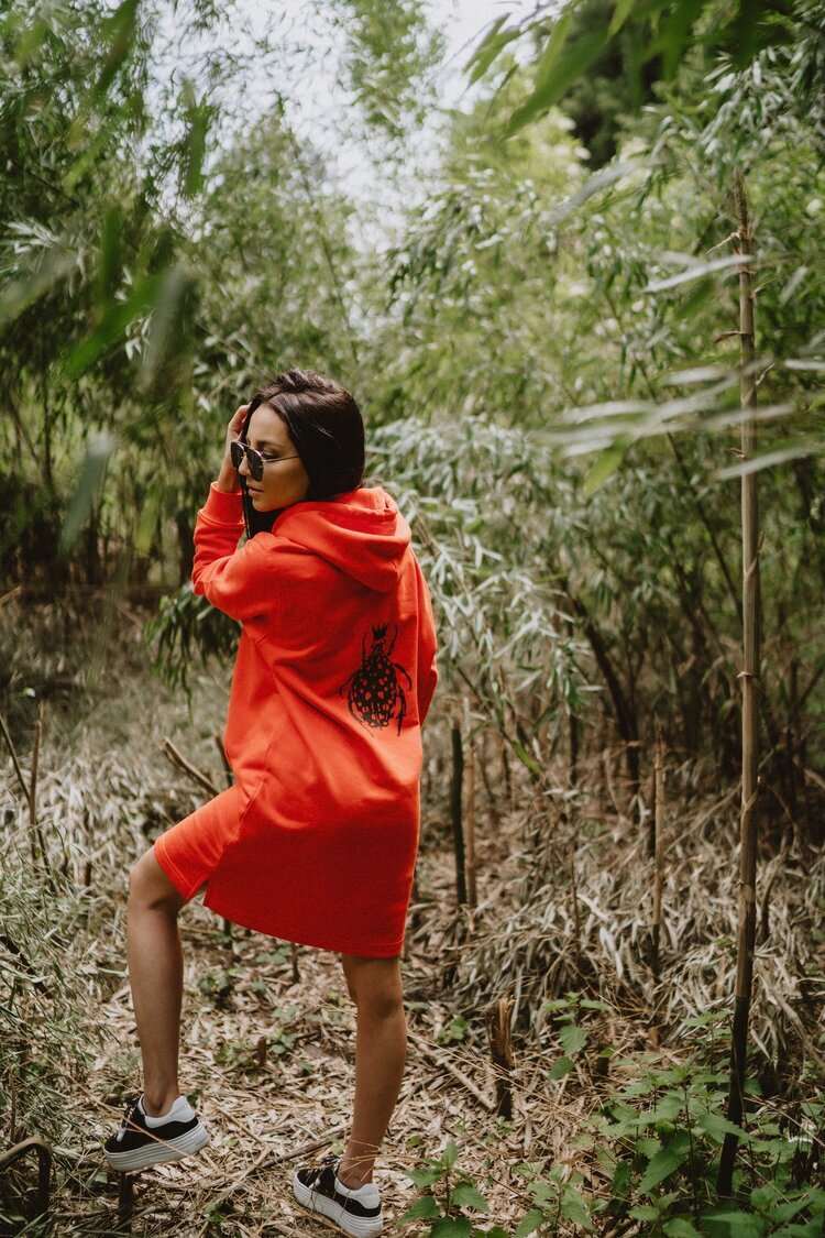 Orangefarbenes Hoodie-Kleid für Damen mit glänzenden schwarzen Käfer auf der Rückseite / Bio-Baumwolle