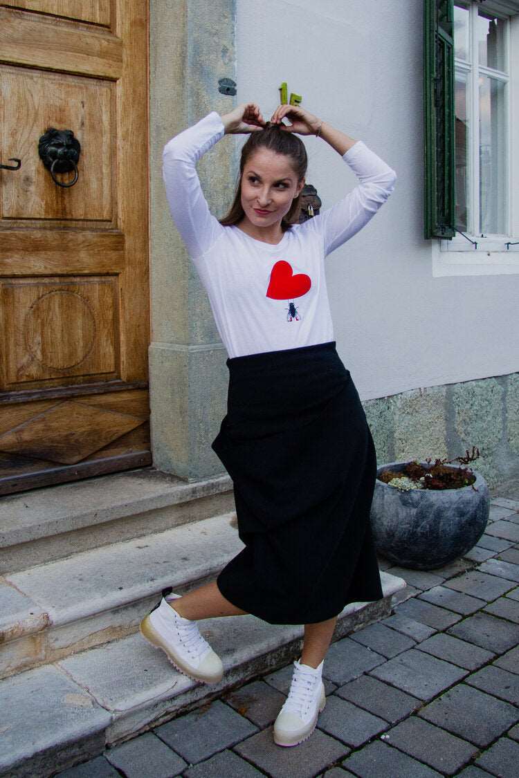 Fliege die ein rotes Plüschherz hält, Damen Modell, 120g Baumwolle