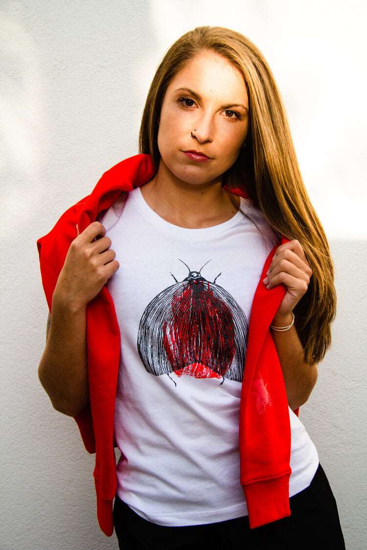Motte auf rotem Grund, weißes T-Shirt, Kurzoder Langarm, Bio-Baumwolle