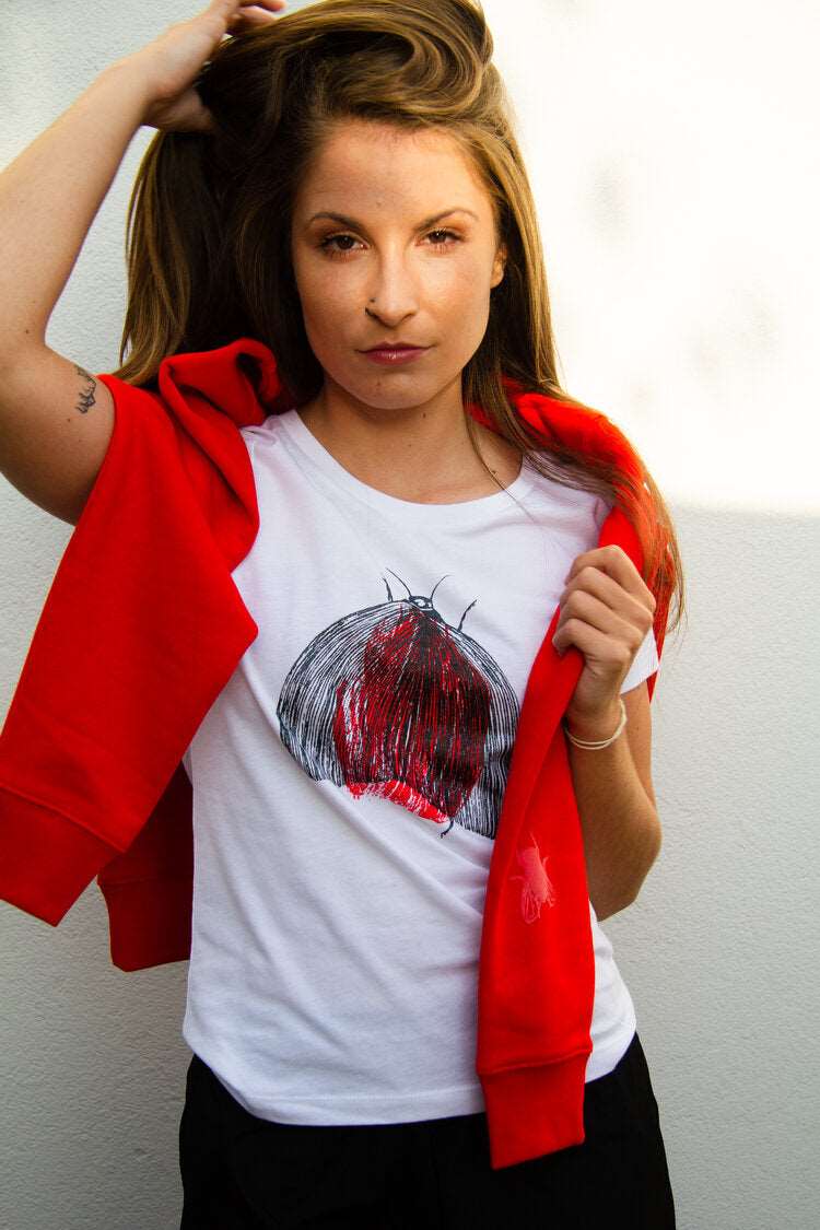 Motte auf rotem Grund, weißes T-Shirt, Kurzoder Langarm, Bio-Baumwolle