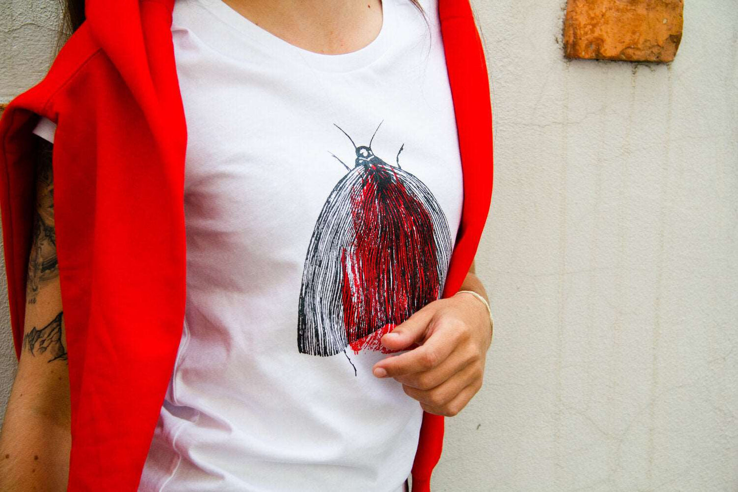 Motte auf rotem Grund, weißes T-Shirt, Kurzoder Langarm, Bio-Baumwolle