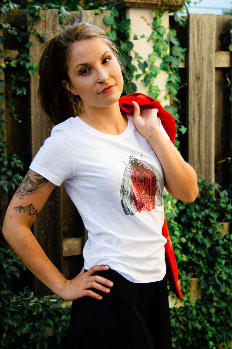 Motte auf rotem Grund, weißes T-Shirt, Kurzoder Langarm, Bio-Baumwolle