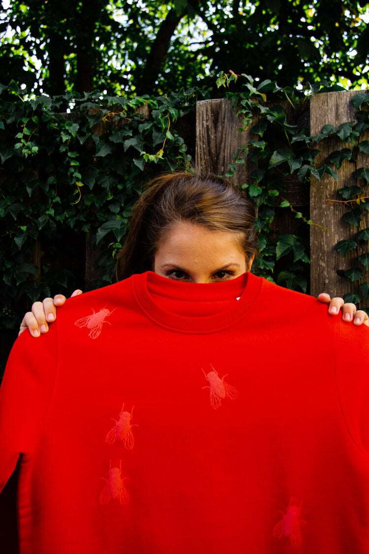 Roter Pullover mit 3D-Print mit Fliegen, Unisex Modell aus 300g Bio-Baumwolle