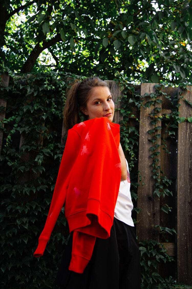 Roter Pullover mit 3D-Print mit Fliegen, Unisex Modell aus 300g Bio-Baumwolle