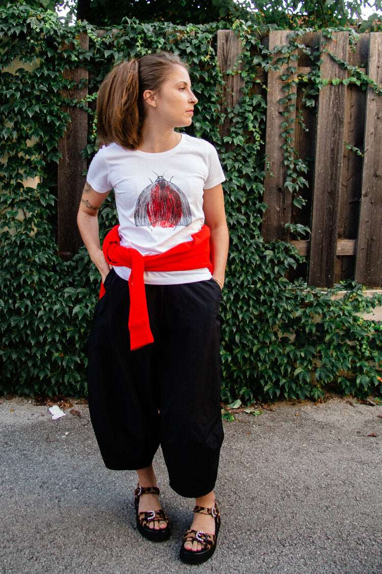 Motte auf rotem Grund, weißes T-Shirt, Kurzoder Langarm, Bio-Baumwolle