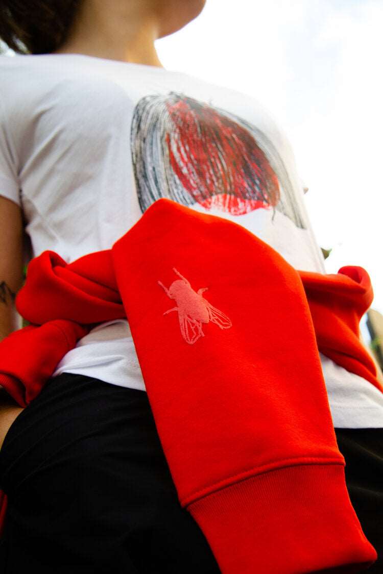 Motte auf rotem Grund, weißes T-Shirt, Kurzoder Langarm, Bio-Baumwolle
