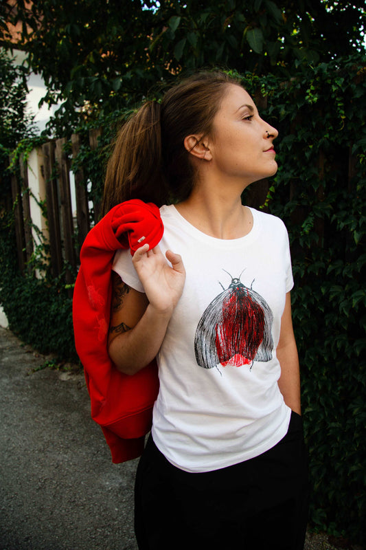 Motte auf rotem Grund, weißes T-Shirt, Kurzoder Langarm, Bio-Baumwolle
