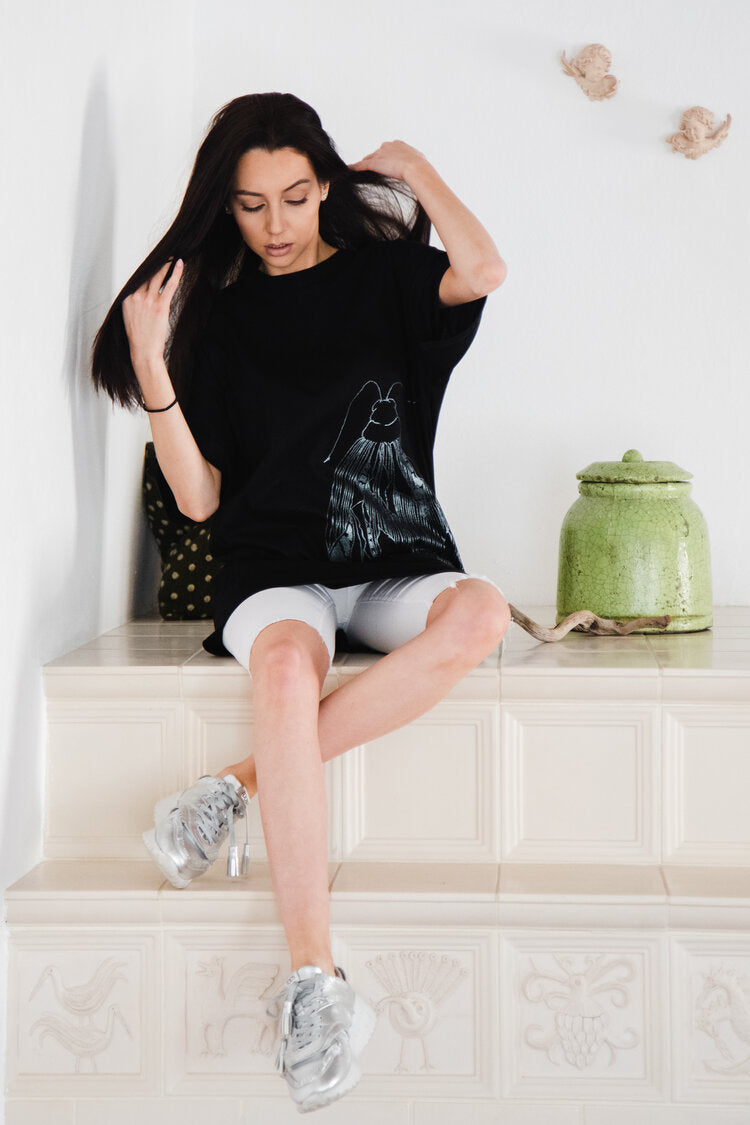 Langes oversized T-Shirt (auch als kurzes Kleid) mit einem großen silbernen Schmetterling auf der Vorderseite und einem kleineren auf der Schulter.